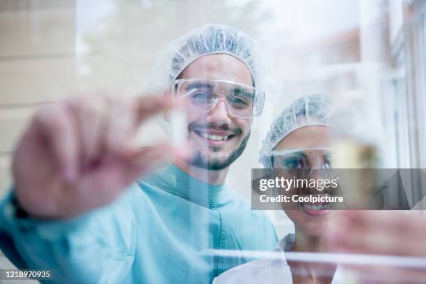 medical research - fábrica farmacéutica fotografías e imágenes de stock