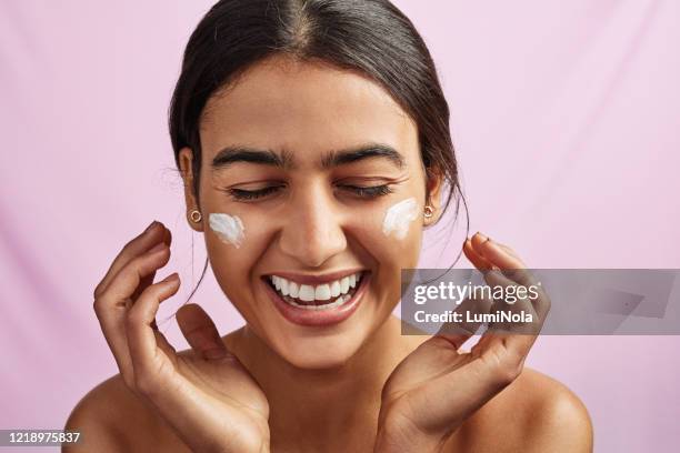 feuchtigkeitsbefeuchten ist, was ihre haut glücklich hält - woman applying makeup stock-fotos und bilder