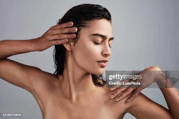 un exfoliante de cuerpo entero es justo lo que necesitas - wet hair fotografías e imágenes de stock