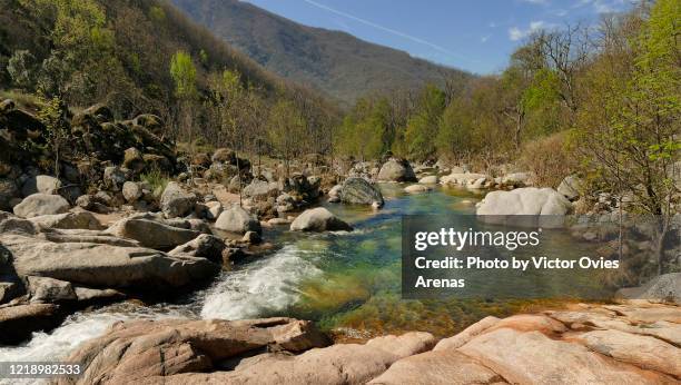 river jerte flowing through its valley in springtime - valle fotografías e imágenes de stock