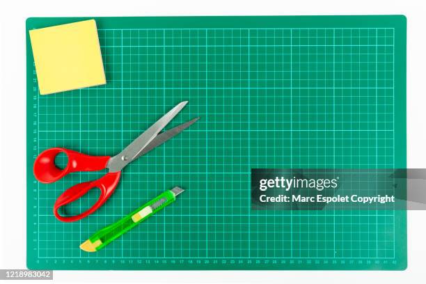 cutting mat composition - esterilla para cortar fotografías e imágenes de stock