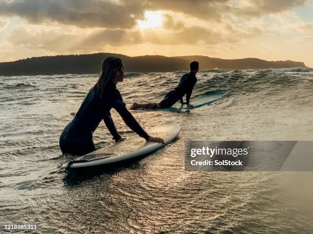 paar surfen zusammen - australia summer reflection stock-fotos und bilder