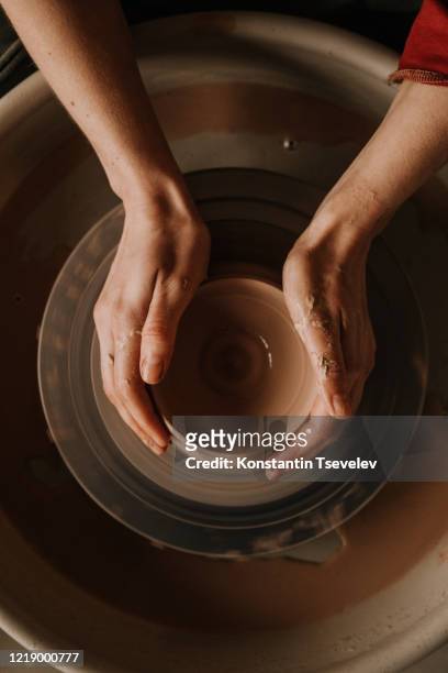 woman making ceramic work with potter's wheel. - clay photos et images de collection