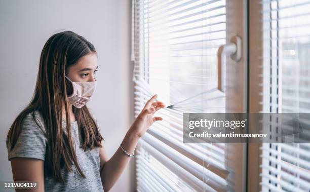 niña aislada en casa durante el virus - pandemia fotografías e imágenes de stock