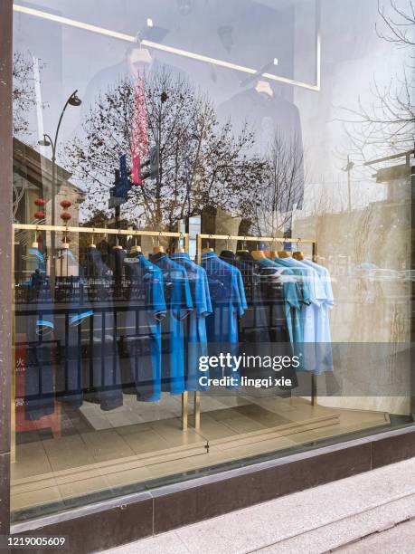 clothes displayed in the window - escaparate fotografías e imágenes de stock