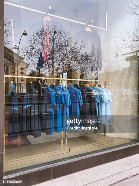 clothes displayed in the window - mannequin show window stock pictures, royalty-free photos & images
