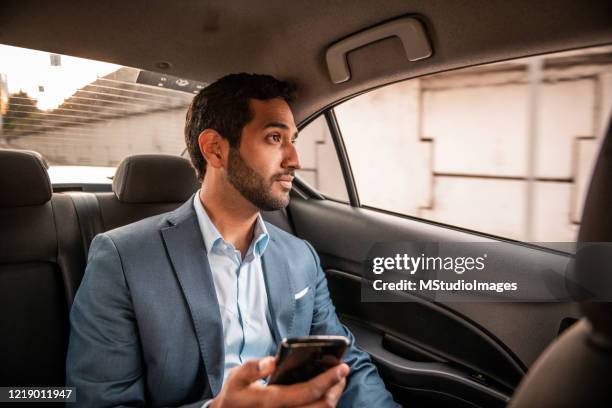 geschäftsmann mit mobilem ph - businessman taxi stock-fotos und bilder