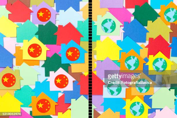 stockillustraties, clipart, cartoons en iconen met verdeelde chinese en globale huizen - model van een huis