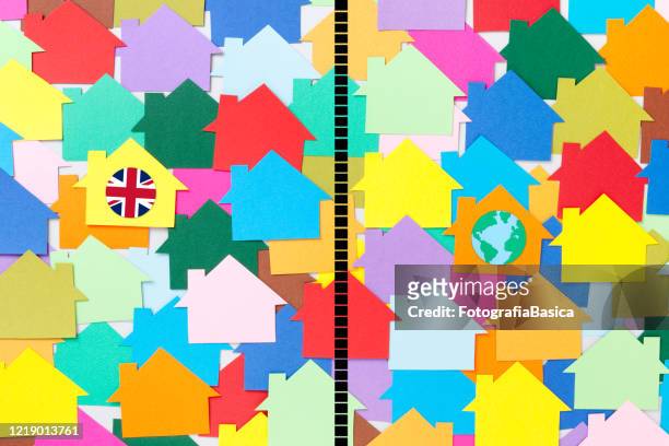 stockillustraties, clipart, cartoons en iconen met verdeelde britse en globale huizen - model van een huis