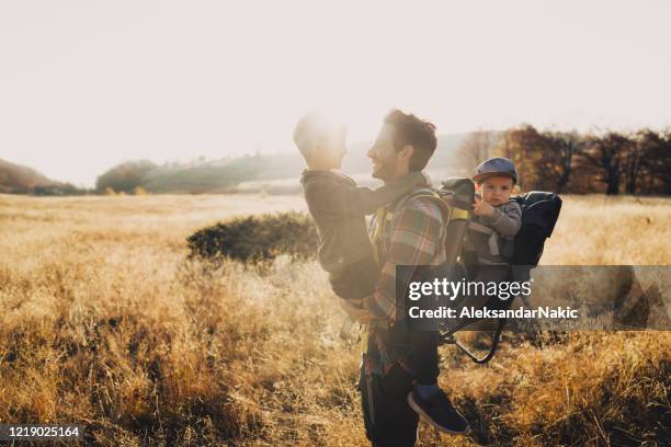 papá y sus chicos de excursión juntos - portabebés fotografías e imágenes de stock