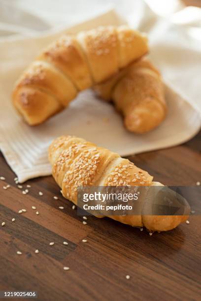 mini-croissants mit käse - sweet bun stock-fotos und bilder