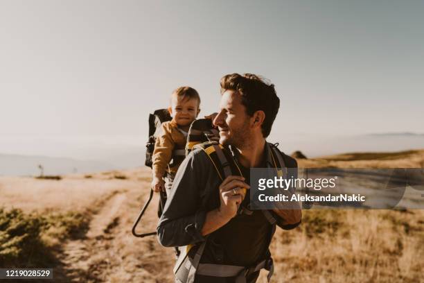 papà e bambino durante l'avventura escursionistica - vita attiva foto e immagini stock