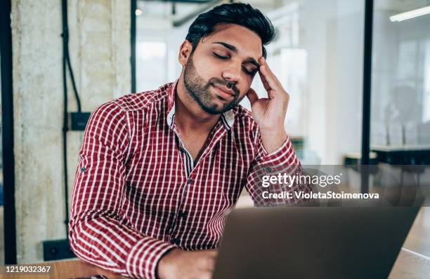 i can't work with this headache! - upset man stock pictures, royalty-free photos & images