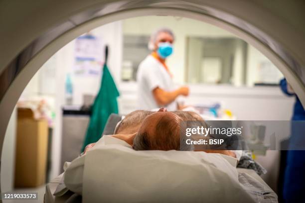 Year-old patient present at the hospital for a pulmonary puncture under CT control. Equipment is shared between emergencies and scheduled operations...