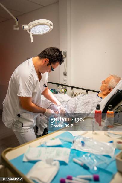 Year-old patient with signs of stroke is treated. Following the MRI, the neurologist hesitates on the procedure to follow and consults his colleague.