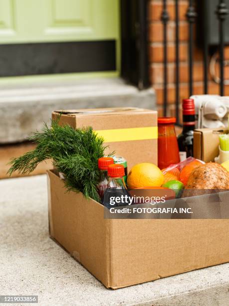 covid-19, box of fresh produce at the door - wine home delivery stock pictures, royalty-free photos & images