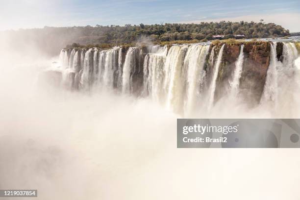 iguazu falls und die kehle des teufels - foz do iguacu stock-fotos und bilder