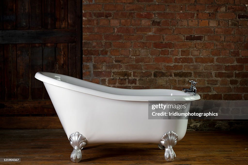 Banho branco com piso de madeira