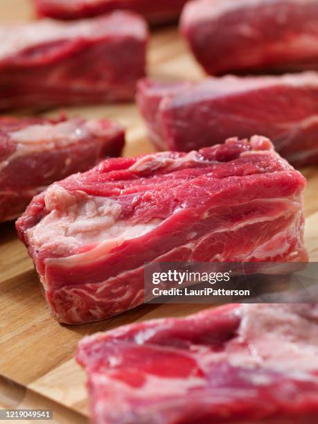 dikke cut raw beef ribs op een snijplank - beef ribs stockfoto's en -beelden