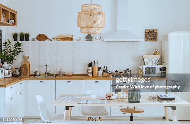 scandinavian style cozy modern kitchen interior with a dining zone, white modern interior, everyday still llife, stay at home coronavirus quarantine, chores - lifestyle backgrounds imagens e fotografias de stock