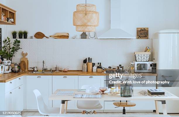 scandinavian style cozy modern kitchen interior with a dining zone, white modern interior, everyday still llife, stay at home coronavirus quarantine, chores - kitchen background 個照片及圖片檔