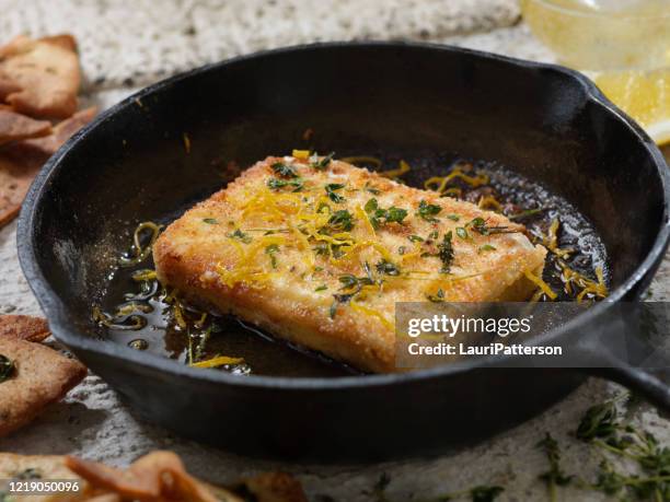 queso feta frito pan con ralladura de limón, pimienta negra agrietada y tomillo también conocido como saganaki - breaded fotografías e imágenes de stock