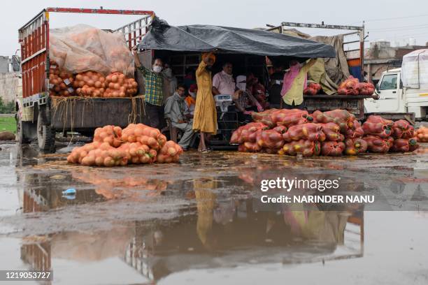 Farmers While Raining Farmer Waiting For Rain Photos and Premium High Res Pictures - Getty Images