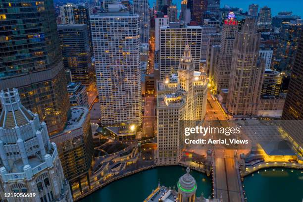 centro de chicago - calles vacías durante la pandemia de coronavirus - tribune tower fotografías e imágenes de stock