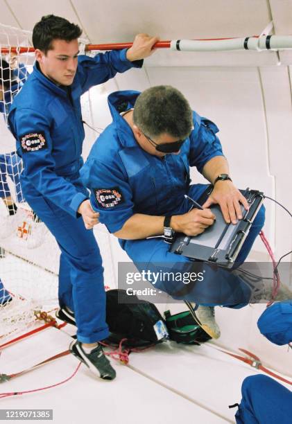 Photo prise le 30 juin 2005 à bord d'un avion, de chercheurs effectuant un exercice sur la modification des représentations spatiales en impesanteur...