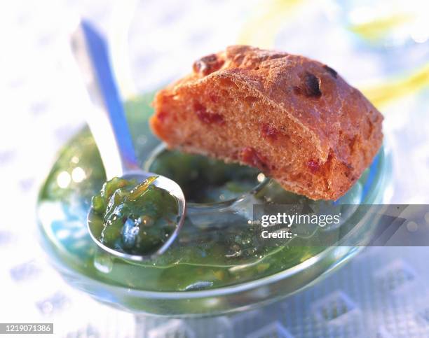 Photo non datée diffusée par l'Agence spatiale européenne représentant un pain martien et de la confiture de tomates vertes. Gnocchis à la spiruline,...