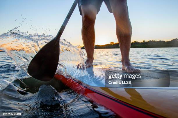 paddle-boarding detail - paddleboard stockfoto's en -beelden