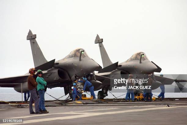 Des avions de chasse Rafales stationnent sur le pont du porte-avions Charles de Gaulle, le 01 juillet 2002 au large des côtes de Toulon. Le président...