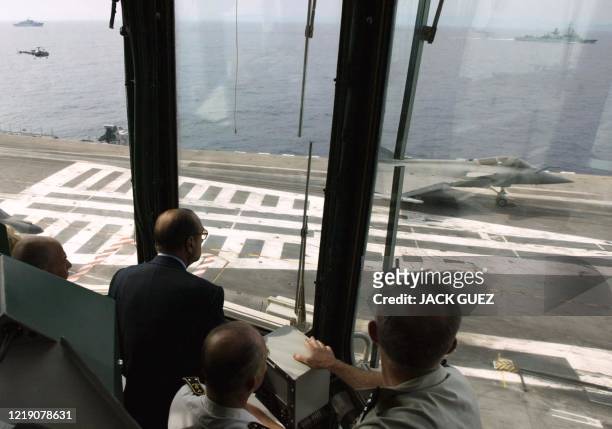 Le président de la République Jacques Chirac assiste, le 01 juillet 2002 au large des côtes de Toulon, au catapultage d'un "Rafale" sur le pont du...