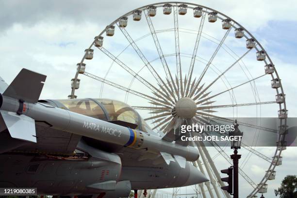 Un Rafale Marine est exposé, le 07 juin 2001 place de la Concorde à Paris, à l'occasion du Salon international de l'aéronautique et de l'espace qui...