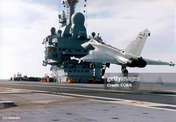 Un prototype du Rafale M02 effectue un appontage sur la piste du porte-avions nucléaire Charles de Gaulle, le 06 juillet 1999 à Brest. La marine a...