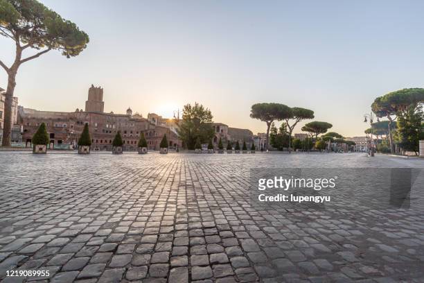 empty street in rome at sunrise - kopfsteinpflaster stock-fotos und bilder