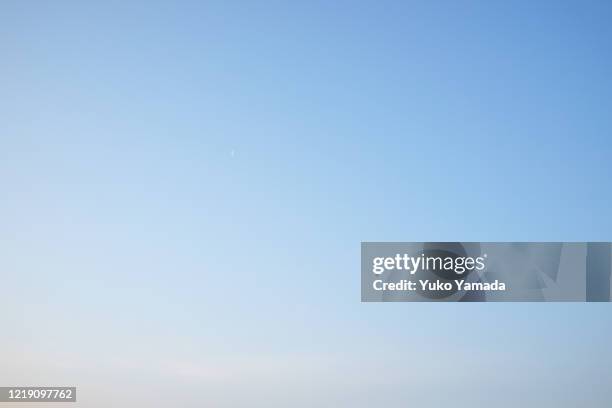 clouds typologies - morning - ciel bleu sans nuage photos et images de collection