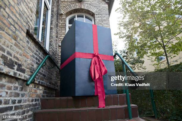 gift at entrance of house - stoop stock pictures, royalty-free photos & images