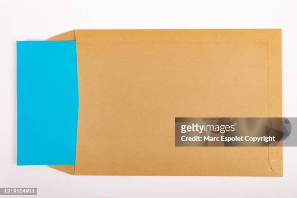 brown envelope with note - manila envelope stock pictures, royalty-free photos & images