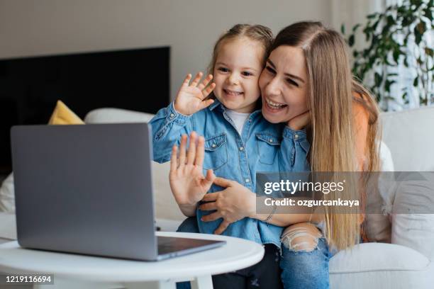 mãe e filhas se divertindo - mother daughter webcam - fotografias e filmes do acervo