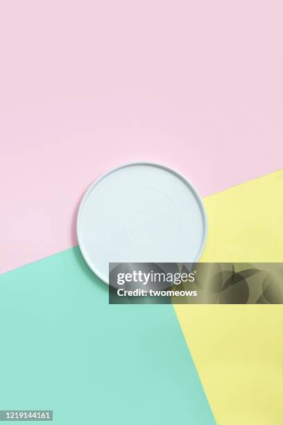 empty plate on coloured background. - teller von oben leer stock-fotos und bilder