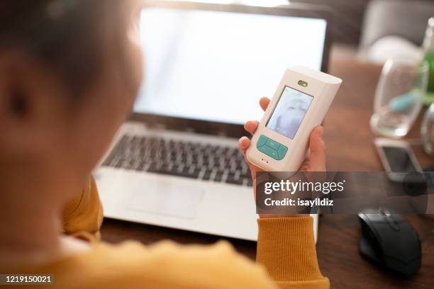 geschäftsfrau arbeitet am laptop, und ihr baby weint zu hause - babyphone stock-fotos und bilder