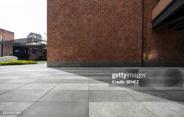 empty parking lot - le mur photos et images de collection