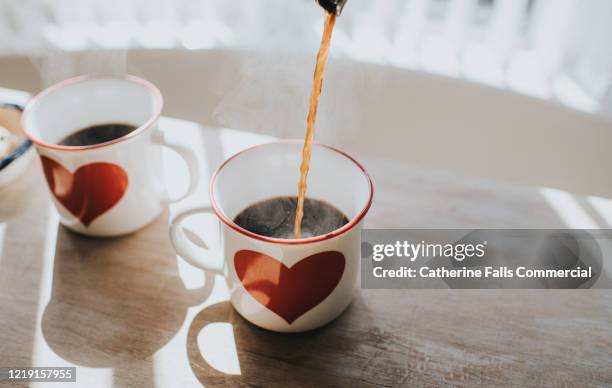 coffee cups - liebe teilen stock-fotos und bilder