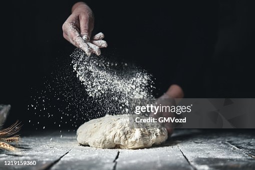 Impastare pasta di pane con le mani Impastare pasta di pane con le mani