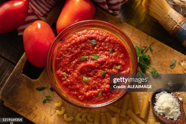 salsa di pomodoro italiana - rustic foto e immagini stock