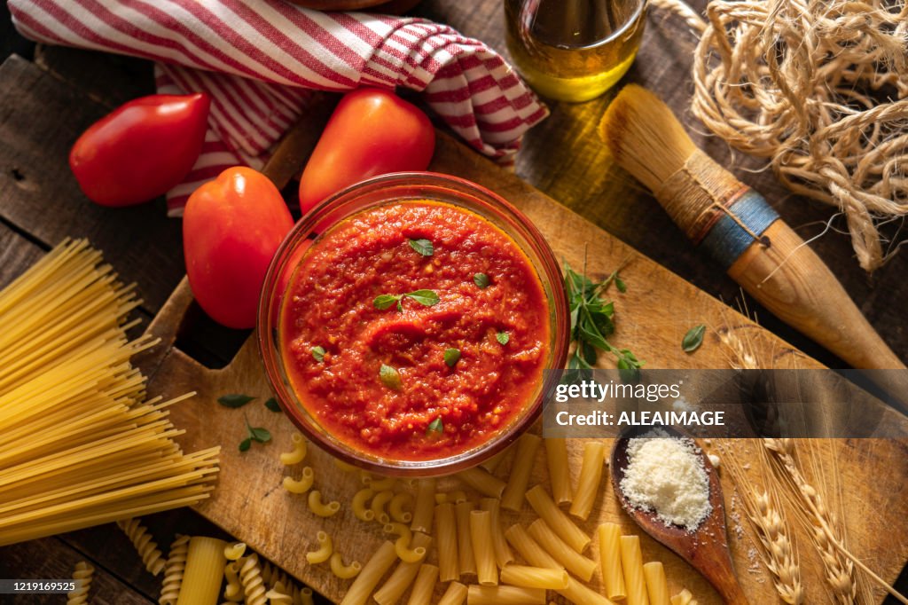 Salsa de tomate y composición de pasta cruda