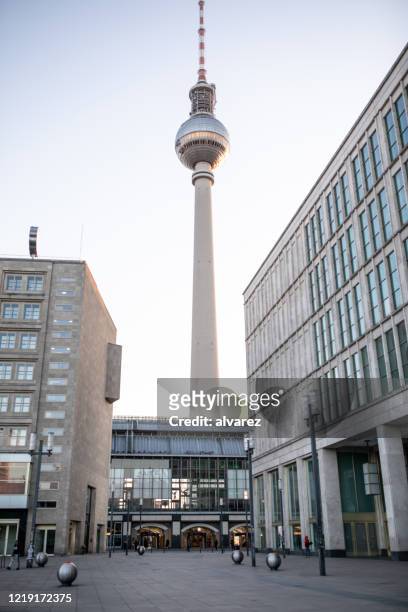 alexanderplatz en de fernsehturm tussen lege straten als gevolg van covid-19 - alex stockfoto's en -beelden