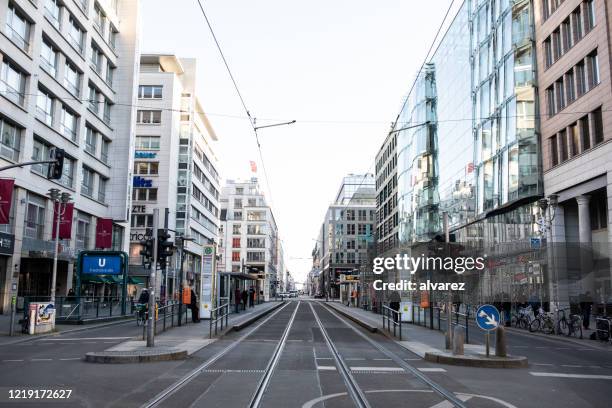 alles gesperrt in der berliner friedrichstraße wegen coronavirus - berlin germany stock-fotos und bilder