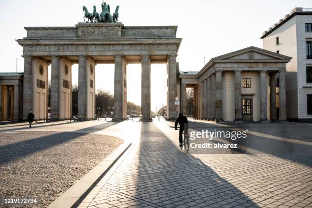 porta vuota del brandeburgo durante la crisi covid-19 - berlino germania foto e immagini stock
